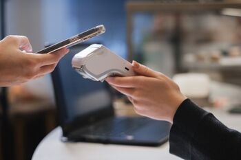 Nusikaltėlių taikinyje – ir mobiliosios piniginės: kaip saugiai atsiskaityti telefonu?