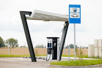 Nuo 2026 m. – palankesnės sąlygos elektromobilių įkrovimo stotelių plėtrai prie valstybinės reikšmės kelių