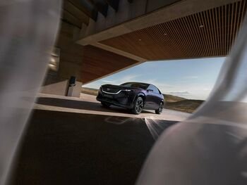 Briuselio automobilių parodoje pristatyta visiškai nauja „Mazda CX-6e“: elektrinis  vairavimas savo meniškiausia forma