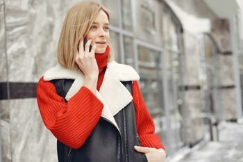 Šaltyje telefonas išsikrauna pačiu netinkamiausiu metu? Paaiškino, kaip to išvengti