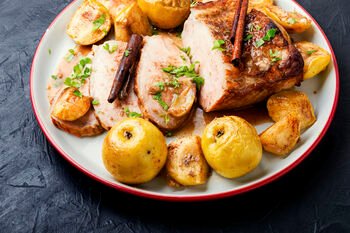 Jau pradėjo stigti ūpo maitintis sveikiau? Idėjos, kaip skaniai ir pigiai į kasdienį valgiaraštį įtraukti obuolius