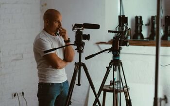 Kaip atrodyti užtikrintai prieš video kamerą? Strateginiai pasiruošimo žingsniai. (Atnaujinta)