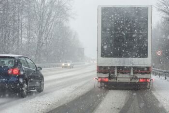 Nematomas pavojus keliuose – nuo sunkvežimių stogų slystantis ledas gali sukelti avarines situacijas