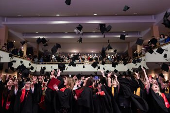 Iškilmingoje šventėje įteikti diplomai Klaipėdos universiteto 35 laidos absolventams