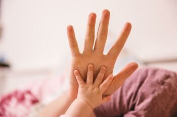 Ekspertė pasakė, kodėl tėvystei kenksmingi socialiniai tinklai: atkreipkite dėmesį