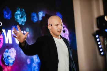 Kodėl nuolatinis video kėlimas yra tiesus kelias į perdegimą, o ne į klientų širdis?