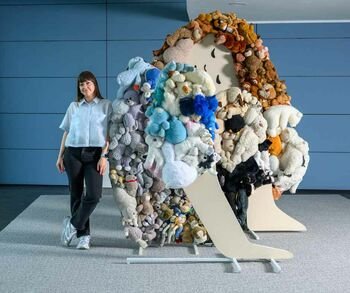 Jautri menininkės A. Kišonaitės instaliacija, apie vaiko tylų pagalbos šauksmą, iškeliavo į Klaipėdos geležinkelio stotį