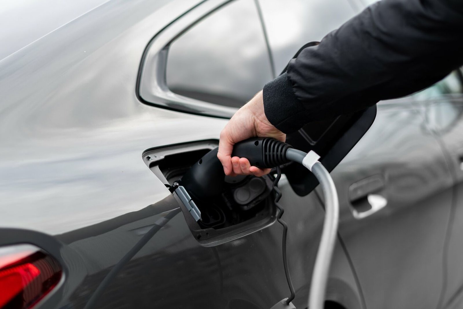 Su šalčiais atkeliavo ir iššūkiai elektromobilių vairuotojams: paaiškino, kaip juos spręsti