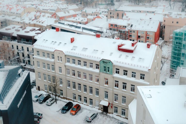 Daugiau nei 100 Laisvės liepsnelių sužibo Tautinių mažumų departamento ir Tautinių bendrijų namų languose