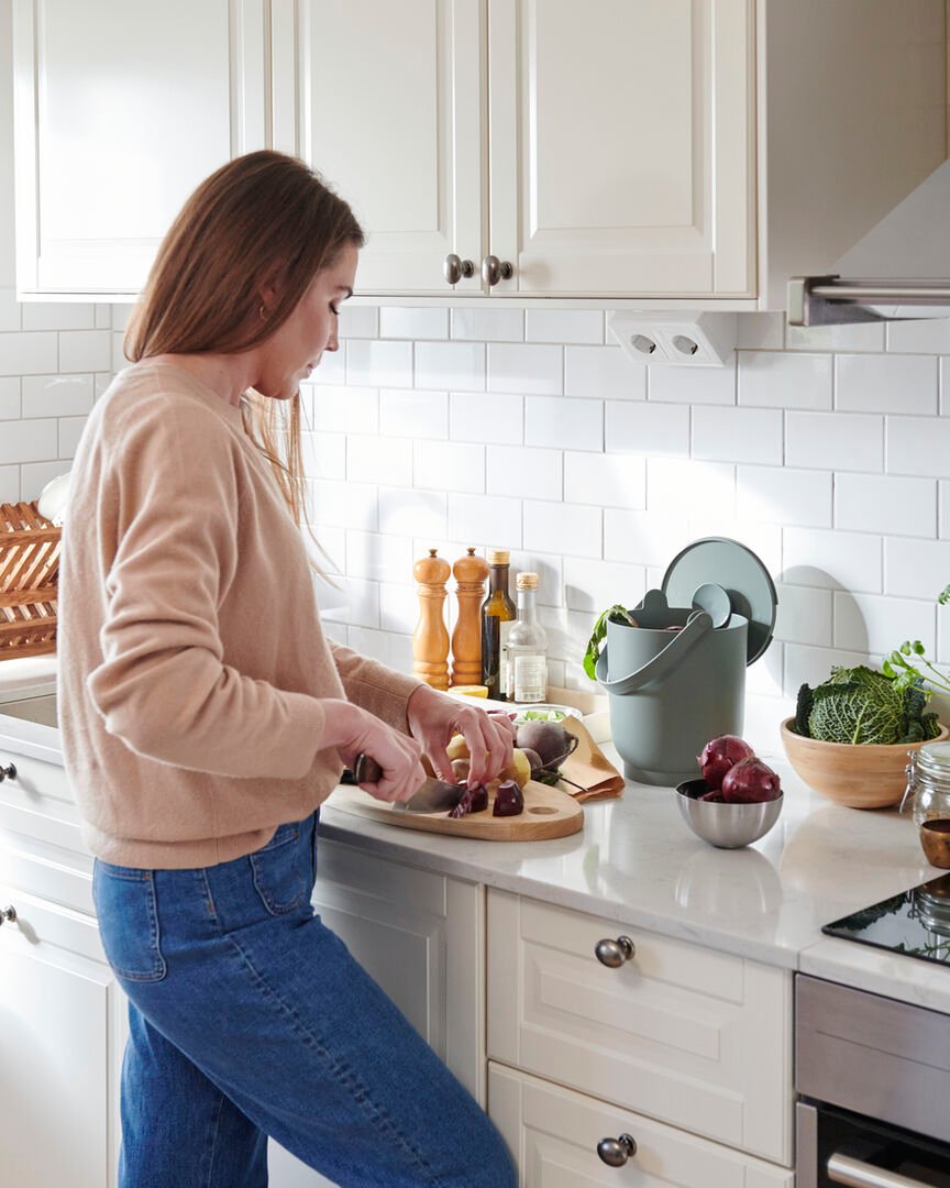 Kiekvienas centimetras svarbus: interjero dizainerė pataria, kaip namuose atlaisvinti vietos atliekų rūšiavimui