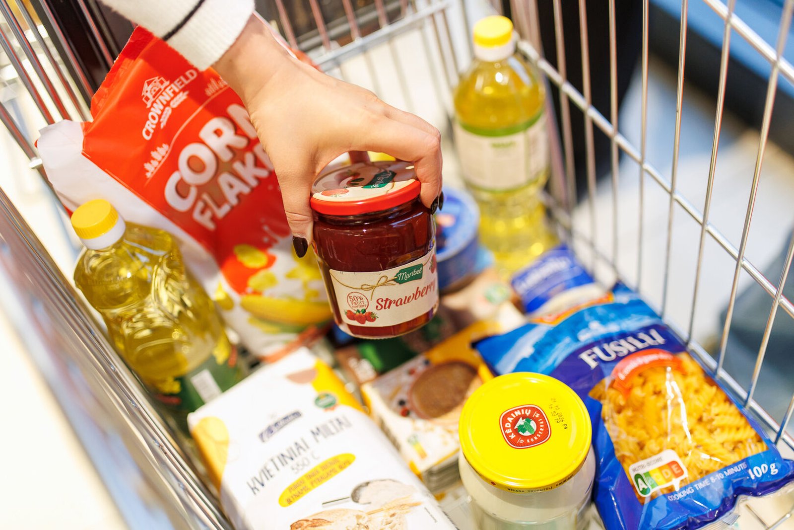 „Lidl“ dar kartą smogia kainoms – nuo šiol pigiau miltai, aliejus, makaronai ir kitos bakalėjos prekės (Atnaujinta)