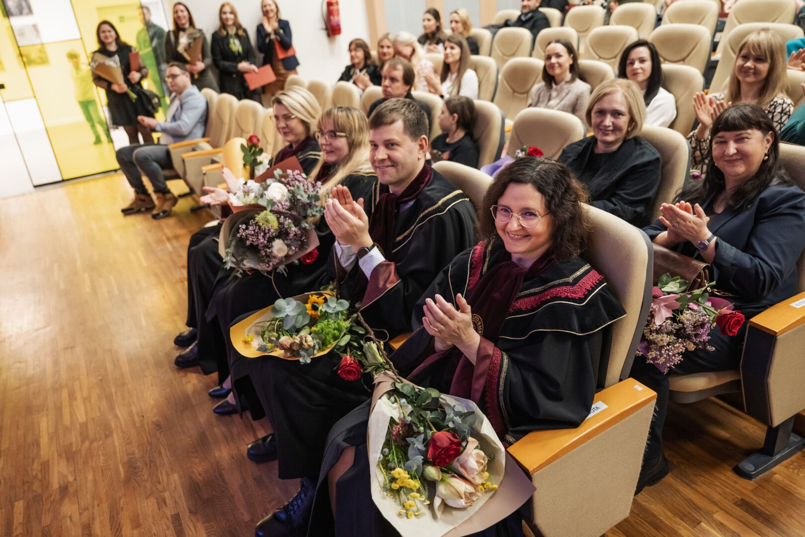 VDU absolventams įteikti diplomai: artes liberales studijos ugdo gebėjimą veikti neapibrėžtume