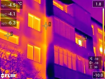 Sausio šaltis parodė, kaip kiauri daugiabučiai švaisto šilumą – atsispindės ir sąskaitose