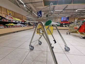 Naujovė „Iki“ parduotuvėse – specialūs vežimėliai žmonėms su negalia