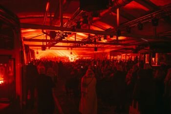 Kultūros debiutas istoriniame Šančių garaže: vizualinis koncertas subūrė per tūkstantį muzikos ir industrijos mylėtojų