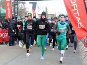 Jubiliejiniame bėgime Mažeikių senamiesčio gatvėmis – tūkstančiai bėgikų