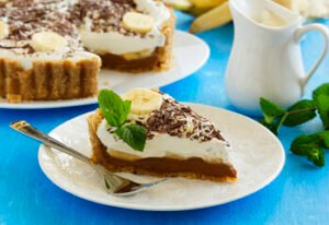 Kai gavus šildymo sąskaitas norisi taupiau – išbandykite nekeptą ir nuodėmingai skanų pyragą su sausainiais ir bananais