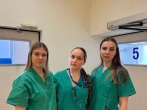 Trys jaunos slaugytojos patirties semiasi iš operacinės profesionalių