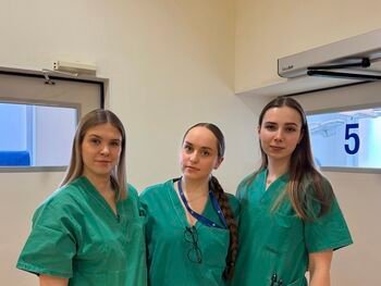 Trys jaunos slaugytojos patirties semiasi iš operacinės profesionalių