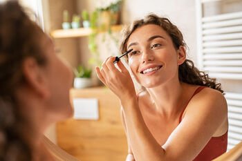 Dekoratyvinės kosmetikos džiunglės: kas tinka odai, o kas – gražu tik lentynoje?