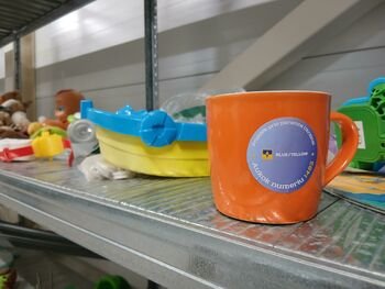 Daiktų dalijimosi stotelėse „DĖK'ui" kviečia aukoti Ukrainai: kiekvienas paimtas daiktas taps solidarumo žinute