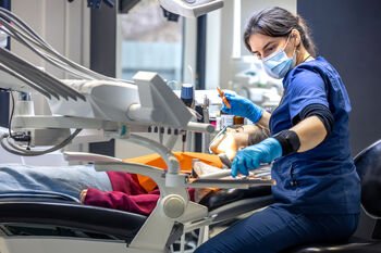 Patikimiausios dantų implantacijos klinikos Vilniuje: kaip išsirinkti?