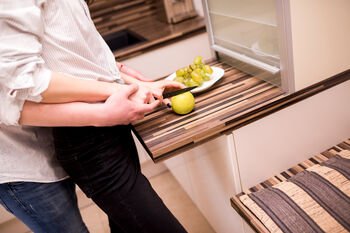 Kodėl staljuostės yra svarbi virtuvės detalė: funkcija ir estetika