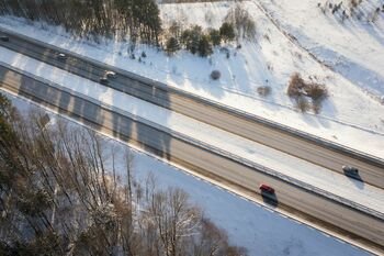 „Via Lietuva“: valstybinės reikšmės keliuose prasidėjo duobių tvarkymas – vairuotojai raginami pranešti apie pavojingas vietas