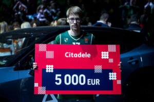 KMT finale – taiklus metimas nuo vidurio linijos: sirgalius pasidalijo, kur išleis laimėtus 5000 eurų