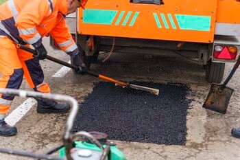 „Kelių priežiūra“: pernakt bus vykdomi intensyvūs išdaužų taisymo darbai