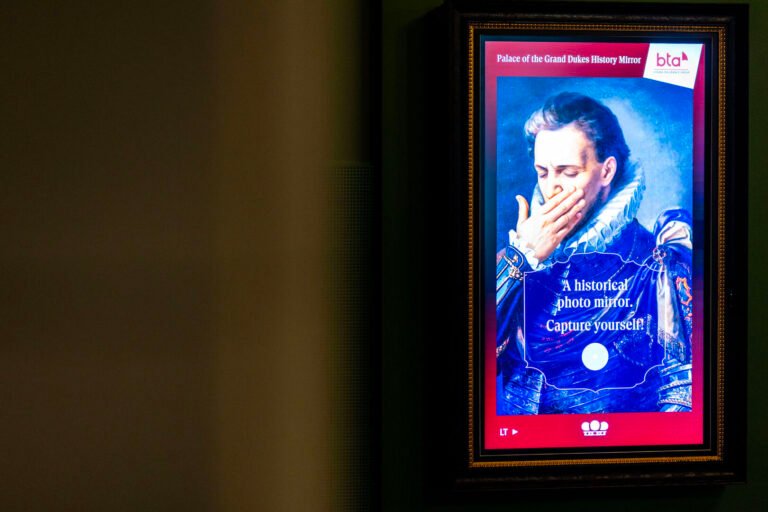Interaktyvus veidrodis Valdovų rūmuose nukelia lankytojus šimtus metų į praeitį