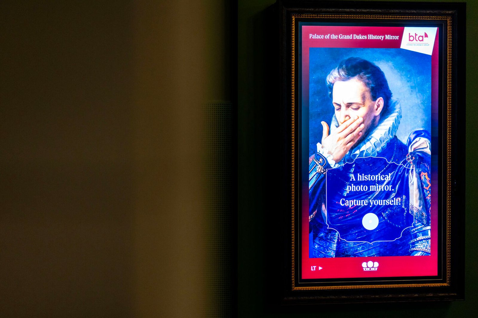 Interaktyvus veidrodis Valdovų rūmuose nukelia lankytojus šimtus metų į praeitį