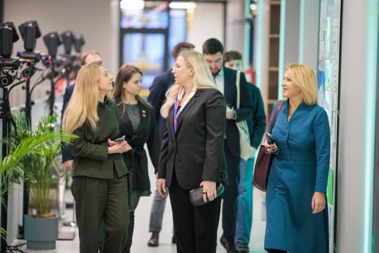 Atidarytas „Šiaurės licėjaus“ mokyklos, darželio ir baseino kompleksas: čiuožyklą išbandė ir meras