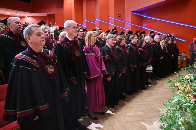 Iškilmingame VDU Senato posėdyje įteikti daktarų diplomai ir Rektoriaus emerito diplomas prof. dr. J. Augučiui (Atnaujinta)