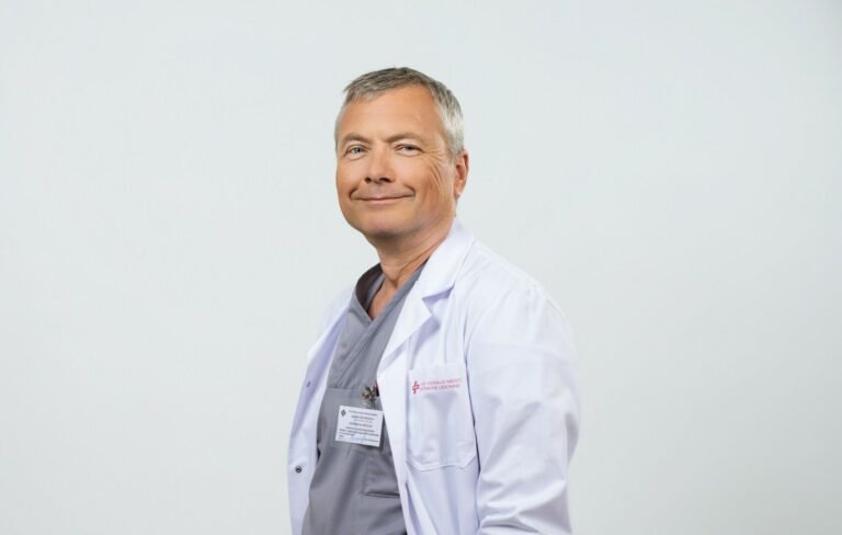 Vilniaus miesto klinikinėje ligoninėje – išskirtinė operacija:  beveik 3 kg svėręs iššūkis įveiktas be atviros chirurgijos