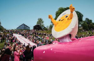 „Vilnius Pink Soup Fest“ grįžta: daugiau dienų, nauja vieta ir milžiniška rožinė čiuožykla nuo Baltojo tilto