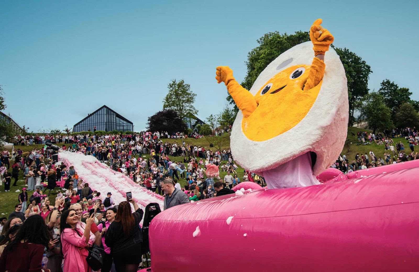 „Vilnius Pink Soup Fest“ grįžta: daugiau dienų, nauja vieta ir milžiniška rožinė čiuožykla nuo Baltojo tilto