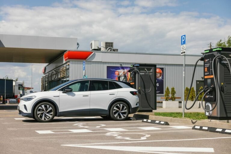 Elektromobilių įkrovimo tinklo operatorių investicijos formuoja ateities degalinių viziją