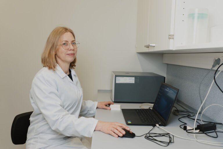 VU mokslininkų pasitelkiamos švytinčios bakterijos ir biocheminiai pokyčiai organizmuose atskleidžia nematomą taršos poveikį