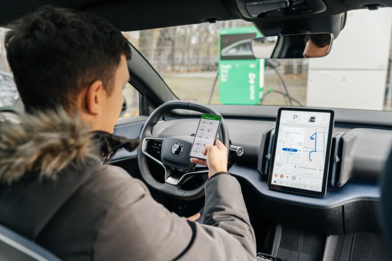 Lietuviai sėda į elektromobilius: klausimų vis dar gausu, bet pardavimai auga ženkliai