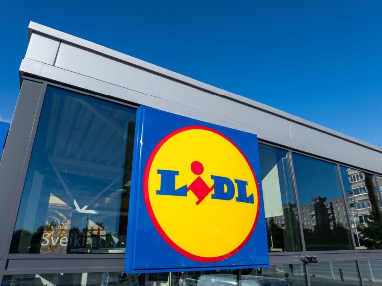 2025-aisiais atlyginimų lyderės poziciją sektoriuje išlaikė „Lidl“: algas didins ir šiais metais