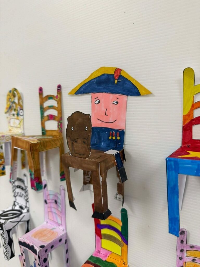 Mokykla vienai nakčiai virto galerija: ekspnuota daugiau nei 1000 darbų