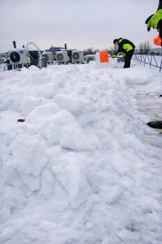 Varvekliai matomi, bet didžiausia rizika dažnai – nematoma: ką svarbu žinoti apie sniegą ant daugiabučių stogų