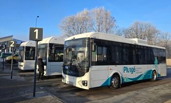 Į Plungės miesto gatves išriedėjo šeši nauji elektriniai autobusai