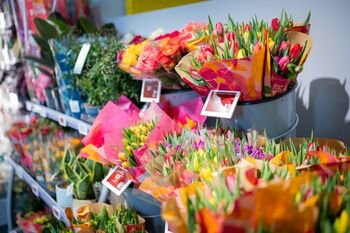 Aktualu norintiems sutaupyti: „Iki“ pigiau – ir tulpės, ir tortai Kovo 8-ajai, ir penktadienis su išskirtinai geromis nuolaidomis