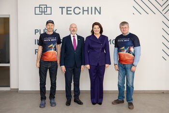 Pirmoji ponia atidarė robotikos čempionatą