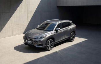 Du mitai apie hibridinius automobilius, kurie vis dar gajūs