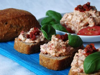 3 varškės užtepėlės, kurios tiesiog dings nuo stalo: pagaminsite greitai, pigiai ir be didelio vargo