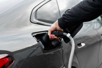 Mitais apipinti elektromobiliai: kodėl nerekomenduojama tempti ir kaip krauti lyjant?