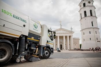 Po žiemos – didysis miestų valymas: surenkami smėlio bei skaldelės likučiai